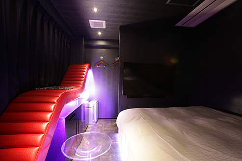 201号室 セルペンティ 蛇のような赤いソファが特徴のお部屋