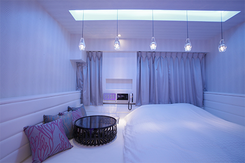 302号室 bed 真っ白なお部屋を覆い尽くすかのような大きなベッドのお部屋