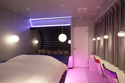 405号室 island ベッドと滑り台のようなソファが一体になったお部屋